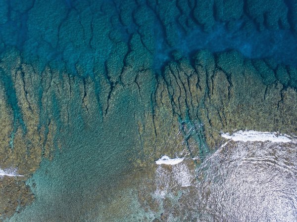 Quelles sont les meilleures pratiques pour appliquer un fond de teint sur une peau avec rosacée?