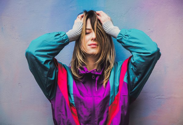 Comment porter des bottines à boucles avec une robe bohème pour un festival musical?