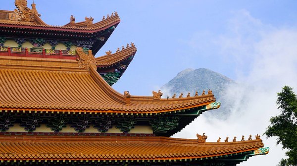 Comment intégrer des pièces en lin dans une tenue estivale pour un look à la fois chic et décontracté ?